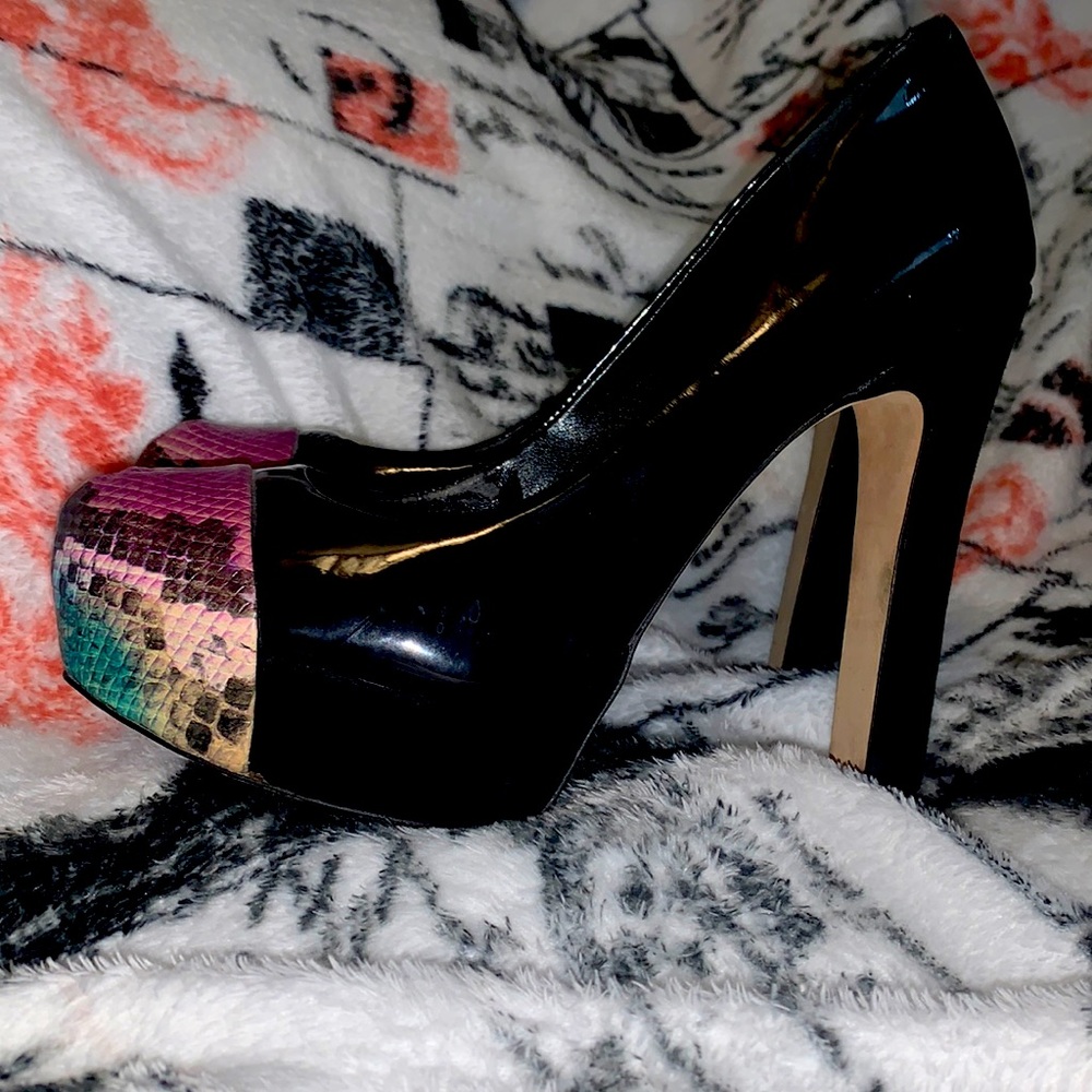 PLATFORM VINCE CAMUTO SNAKE TOE BLACK HEELS 8.5
